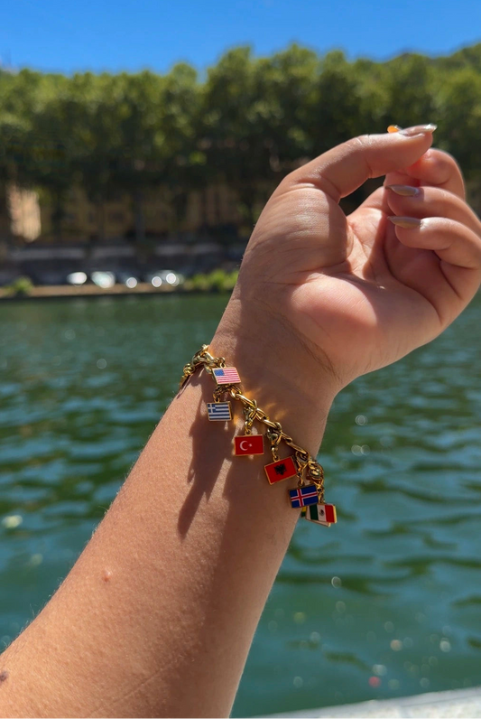 Souvenir voyage premium Travelory avec charm drapeau personnalisé