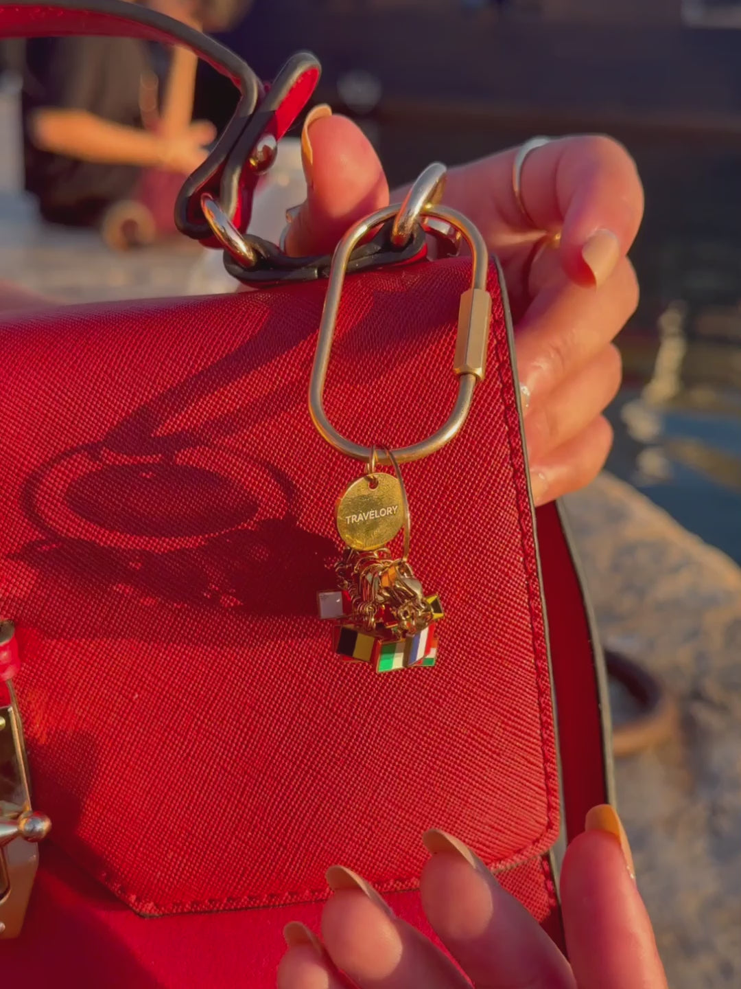 Souvenir voyage premium Travelory avec charm drapeau personnalisé 